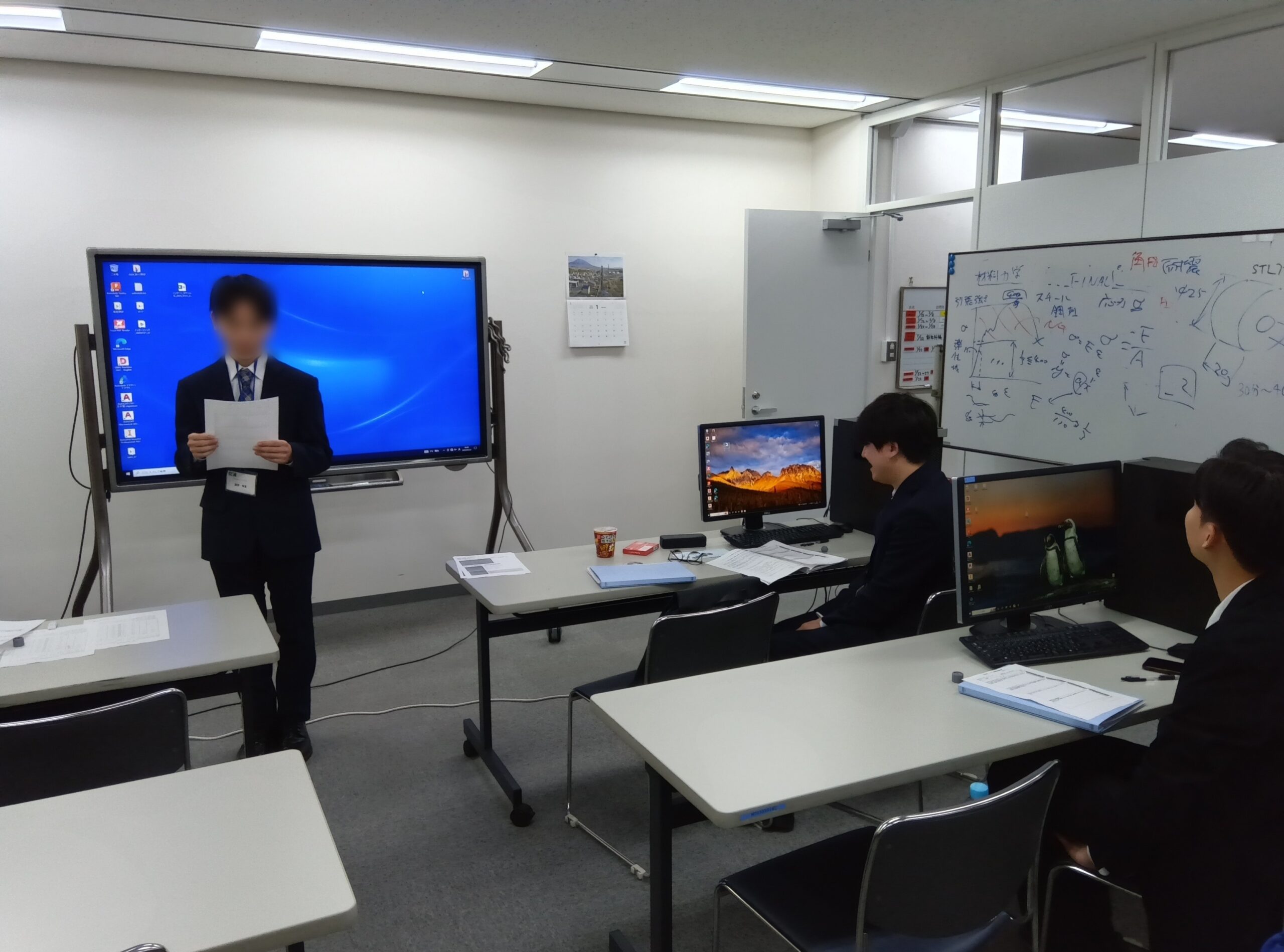 インターンシップ参加者の前で発表をしている様子