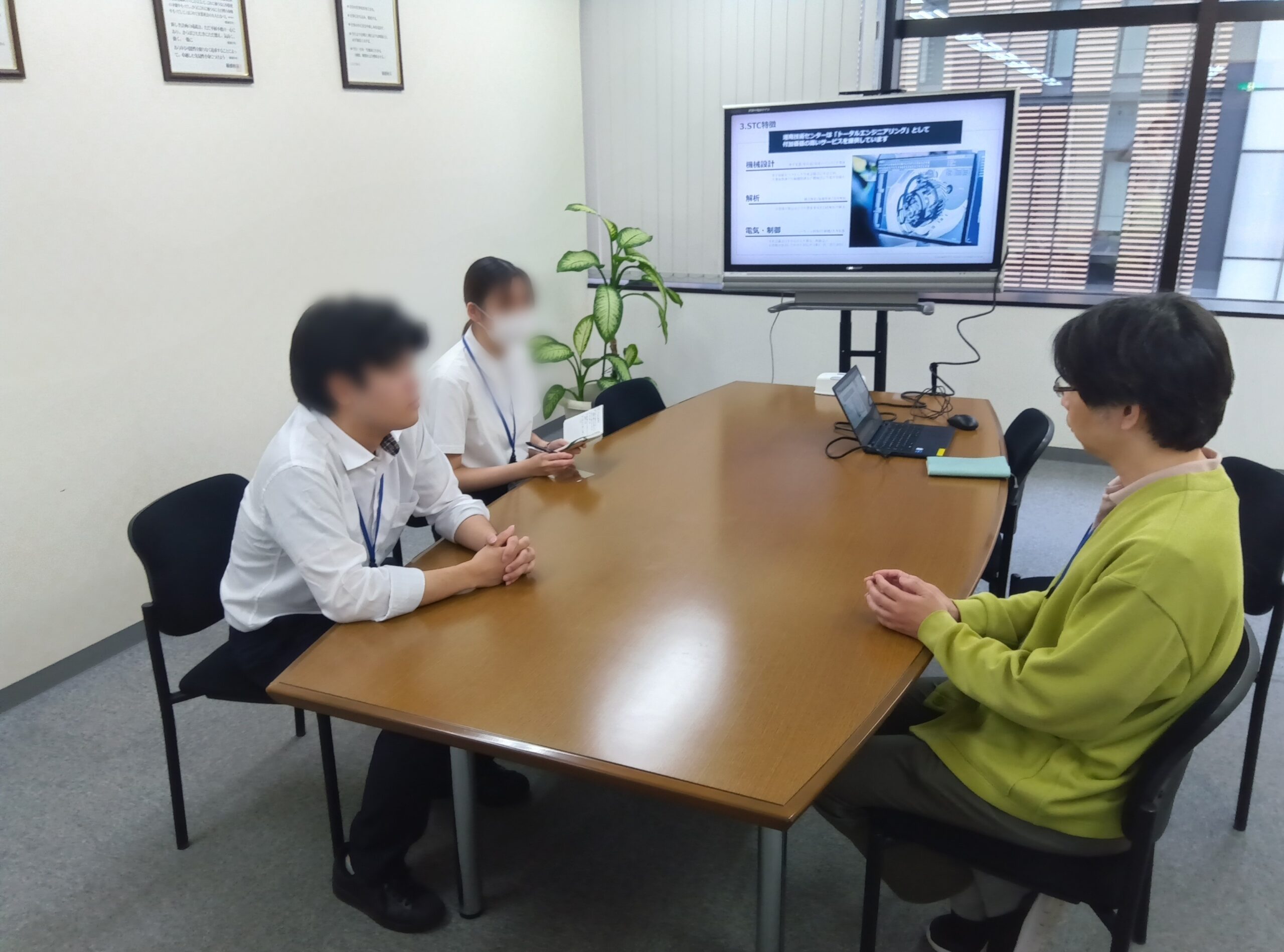 インターンシップ参加者から社員に質問をしている様子