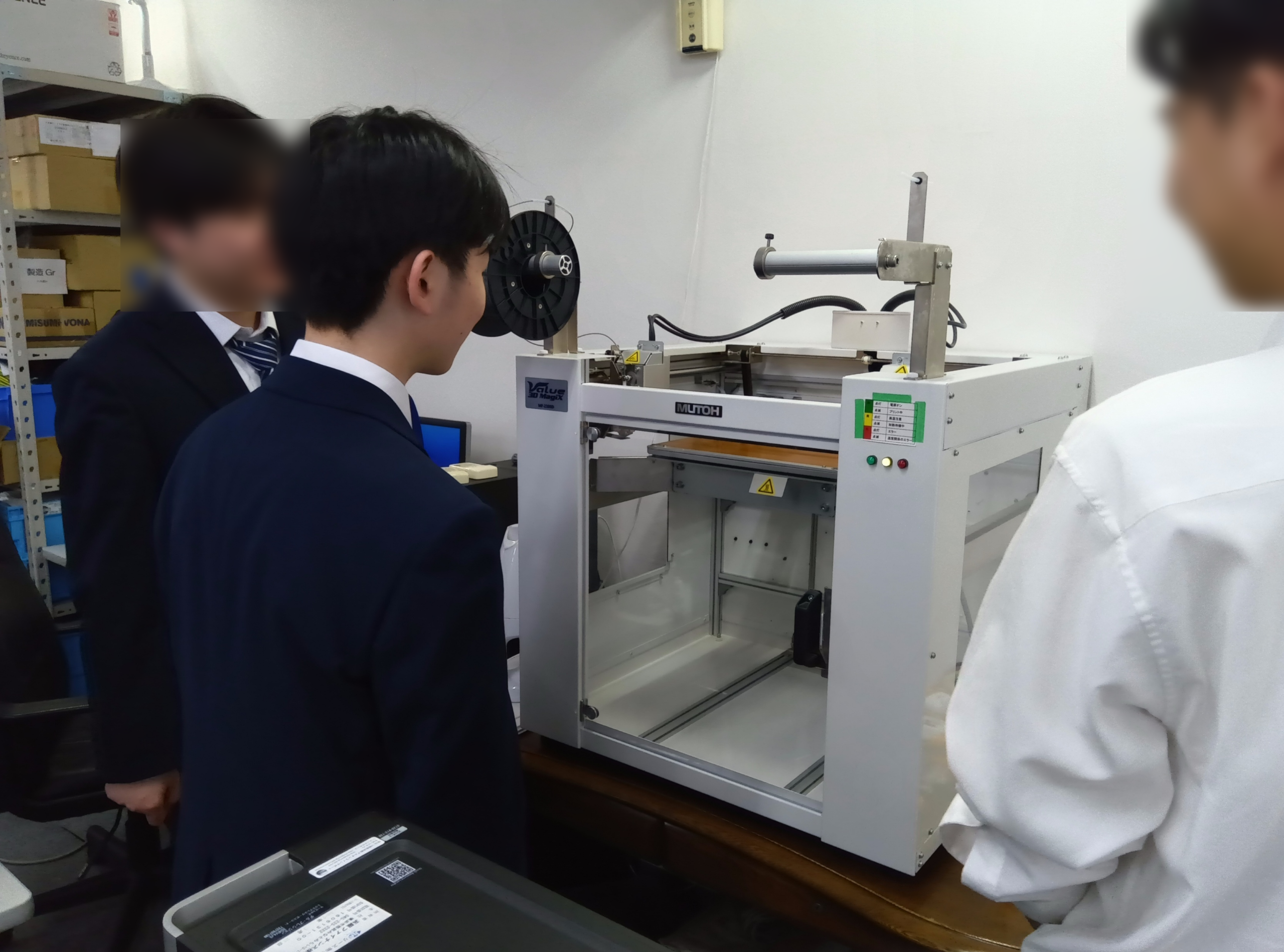 3Dプリンタの前で話している様子